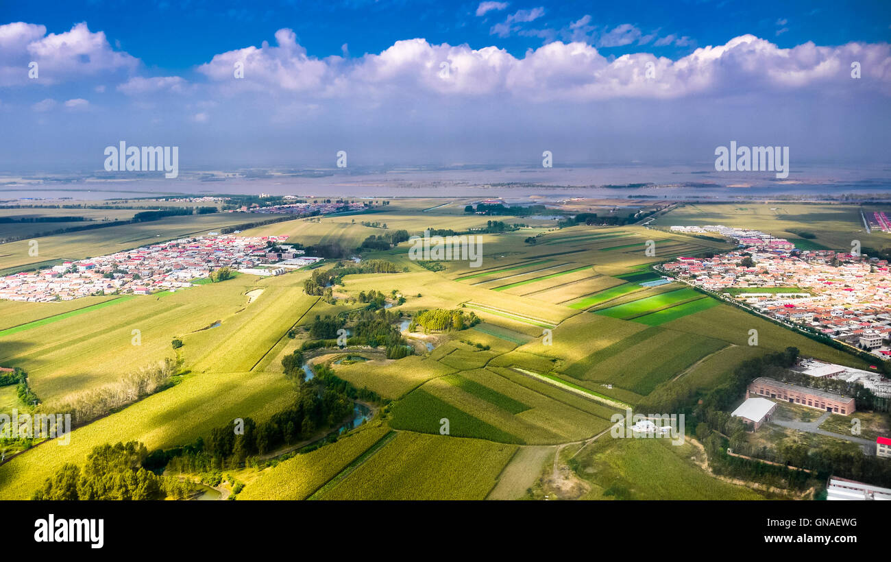 Campi e villaggi lungo avvolgimento Jinwuzhu canale irrigatorio, paesaggio suburbano sulla sponda meridionale del fiume Songhua Foto Stock