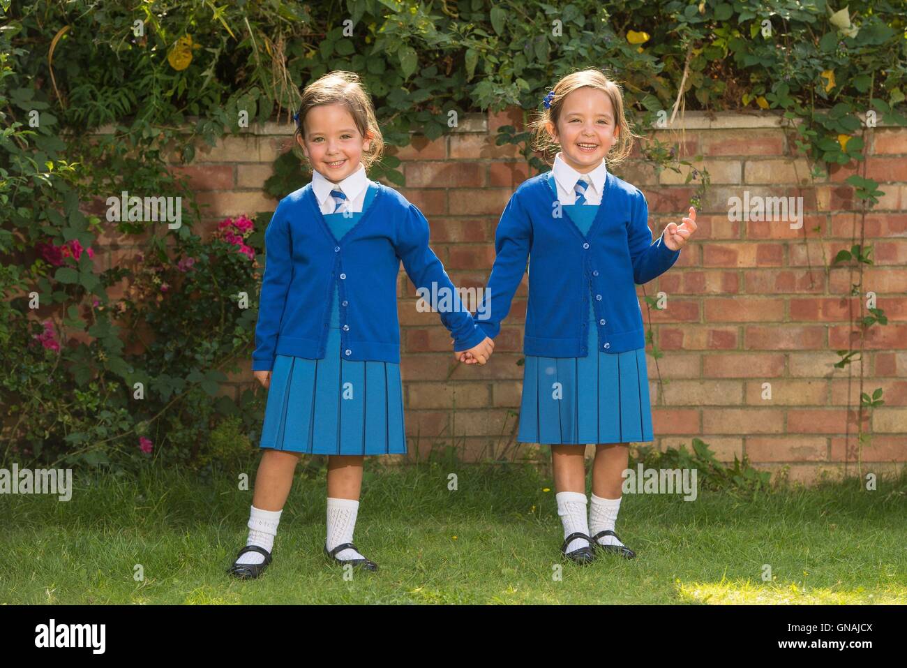 Gemelli Rosie (sinistra) e Ruby Formosa che sono nati uniti in corrispondenza del ventre e condiviso parte dell'intestino, sono dovuto iniziare la scuola nel mese di settembre. Foto Stock