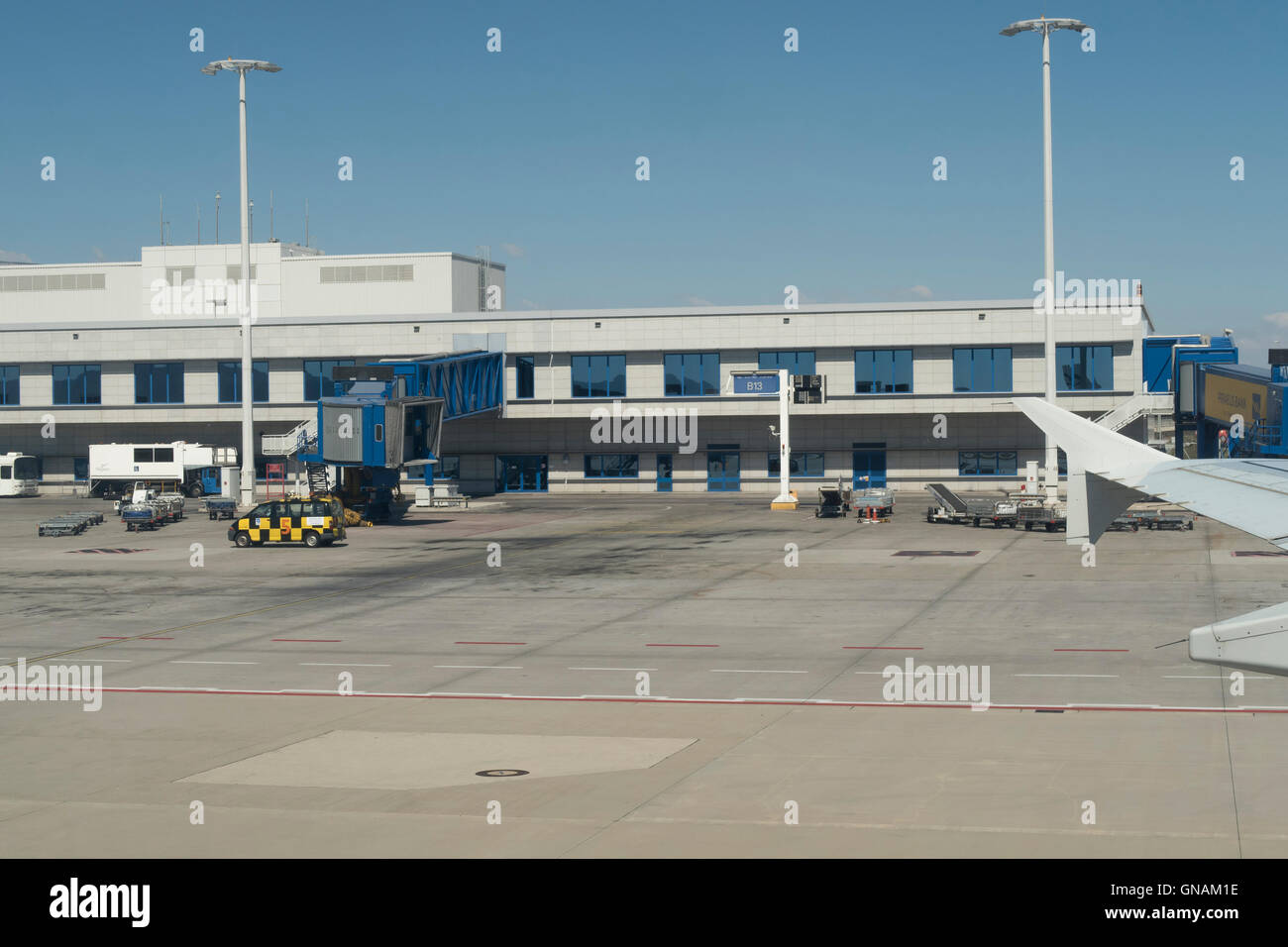 Athens, Grecia - 15 agosto 2016: Dall'aeroporto di Atene ponte di carico al terminale principale. Foto Stock