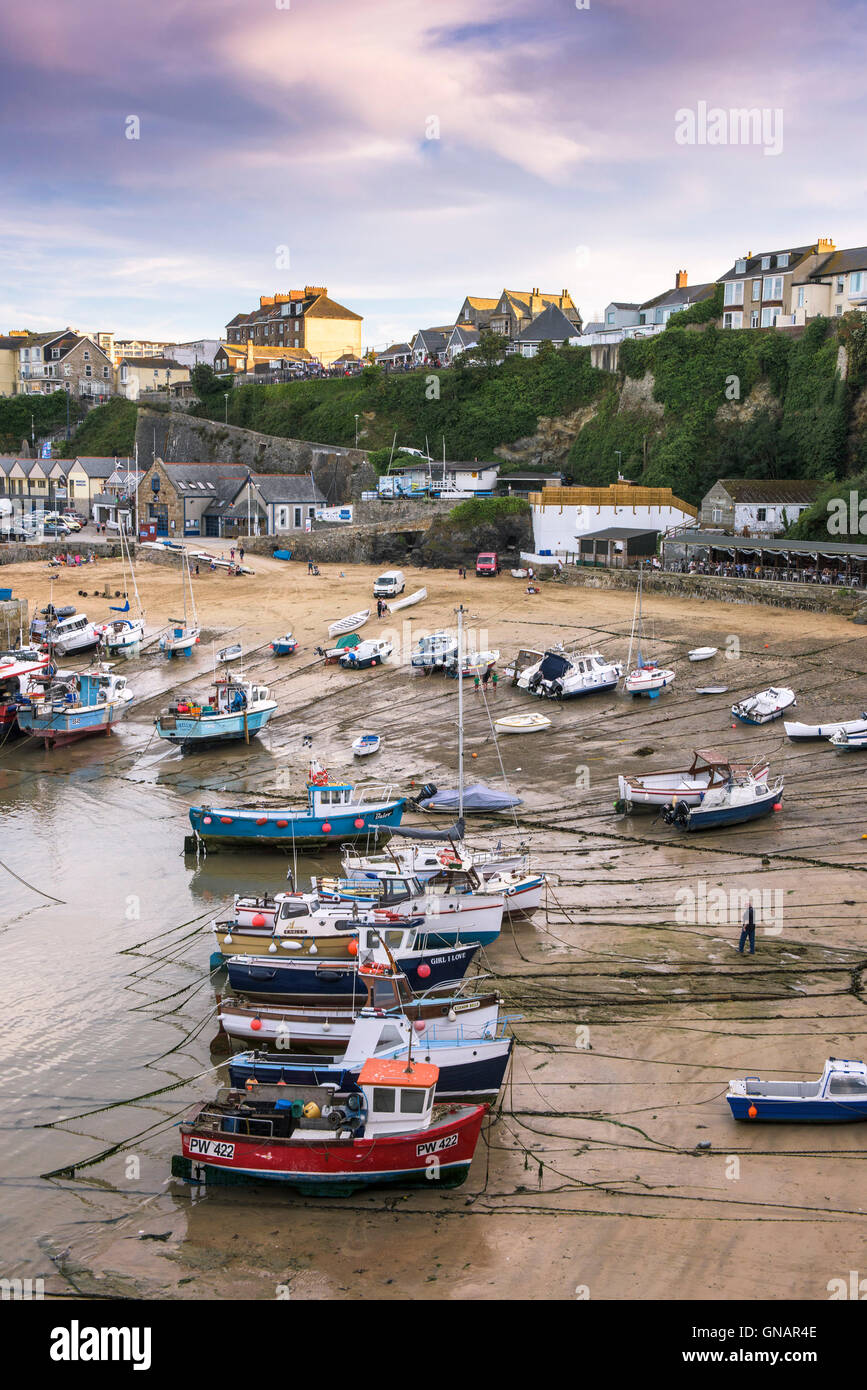 La bassa marea al pittoresco porto in Newquay, Cornwall. Foto Stock