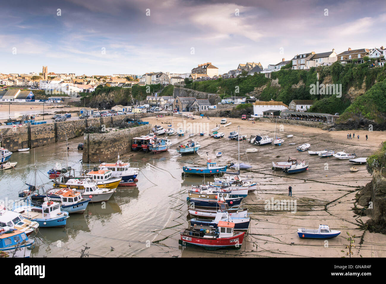 La bassa marea al pittoresco porto in Newquay, Cornwall. Foto Stock