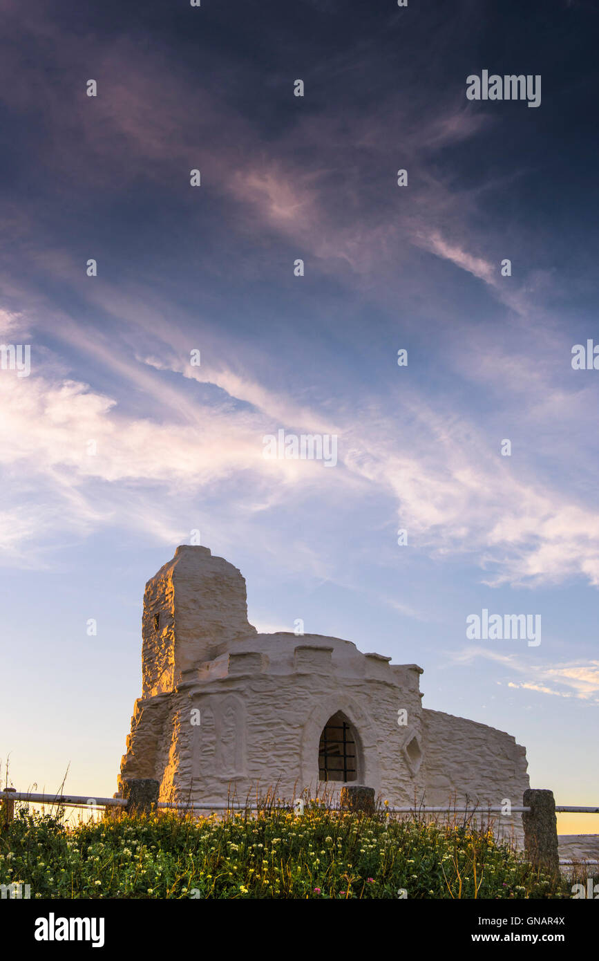 Luce della Sera oltre il Grade II Listed Huer capanno sulla costa di Newquay in Cornovaglia. Foto Stock