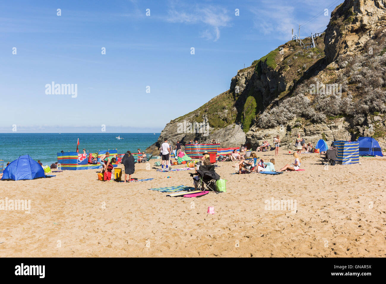 I turisti sulla Lusty Glaze beach in Newquay, Cornwall. Foto Stock