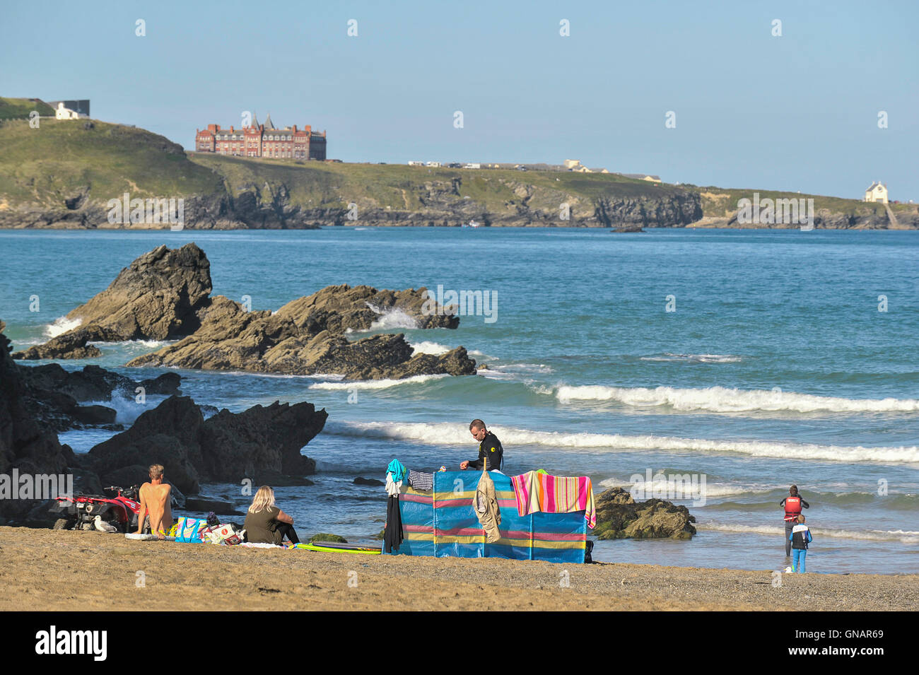 I turisti sulla Lusty Glaze beach in Newquay, Cornwall. Foto Stock