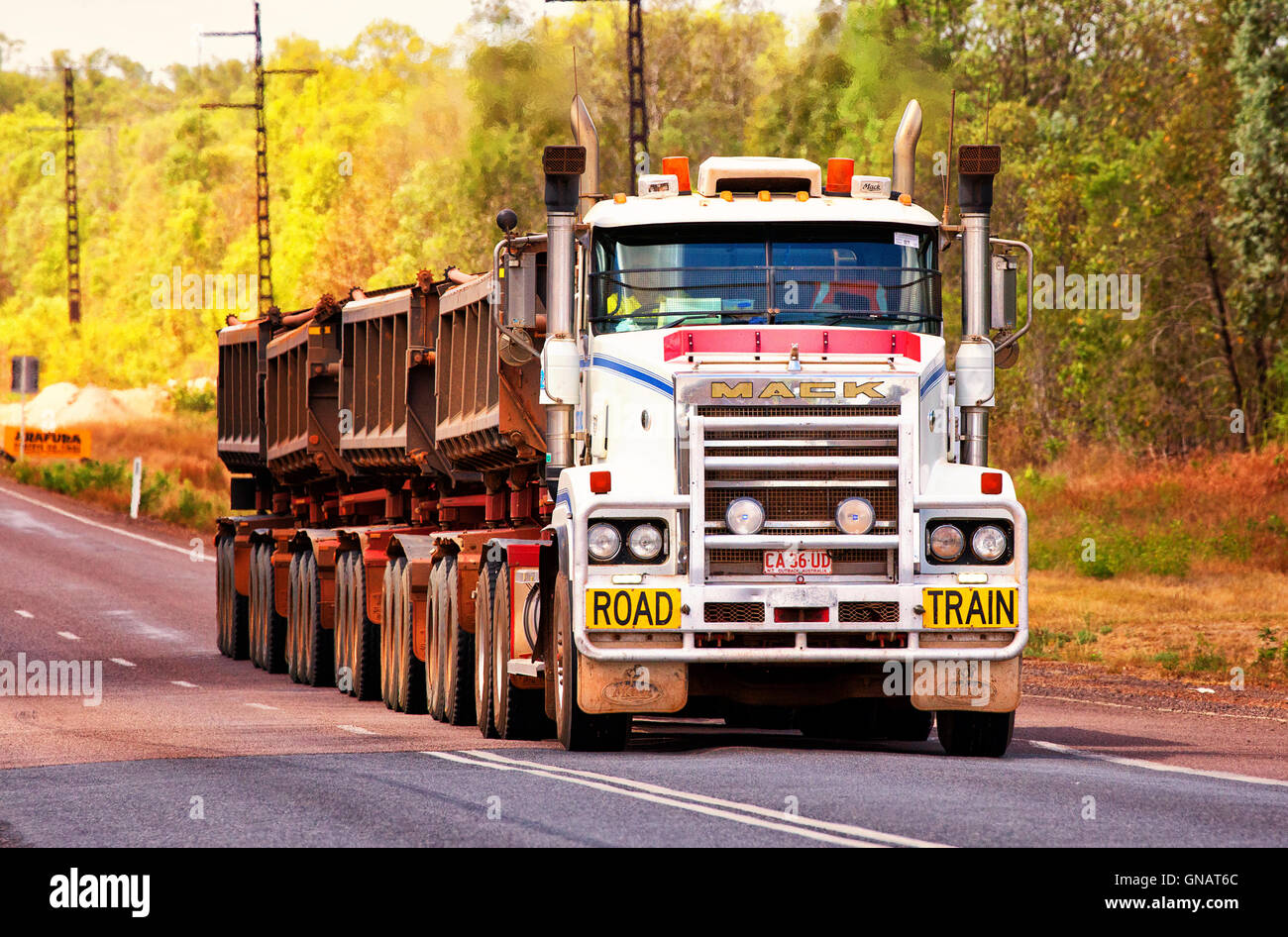 Una grande strada treno viaggia lungo l'Autostrada Arnhem nell'outback australiano. Foto Stock