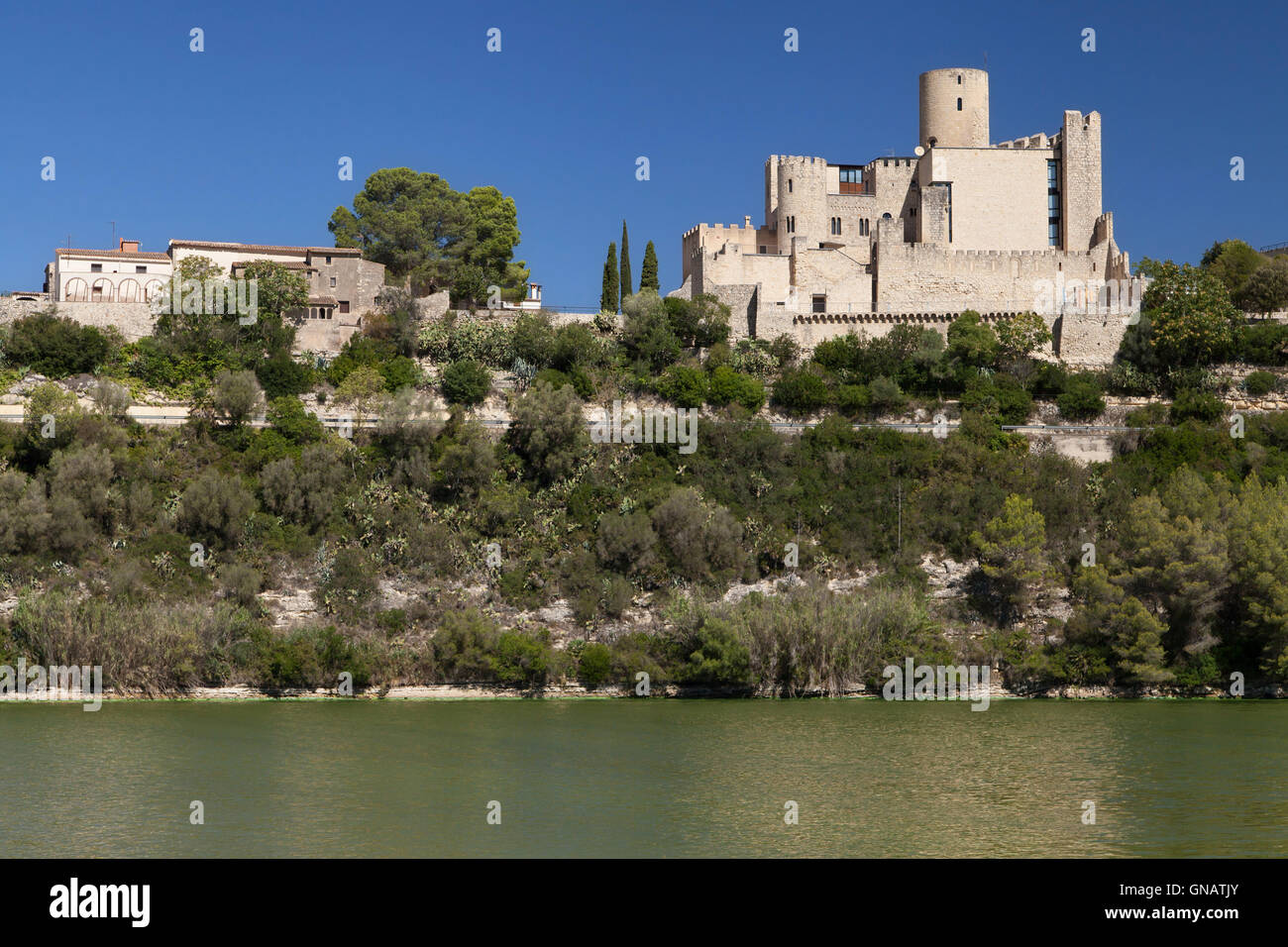 Castello di Castellet oltre il fiume di Foix, provincia di Barcellona, in Catalogna. Foto Stock