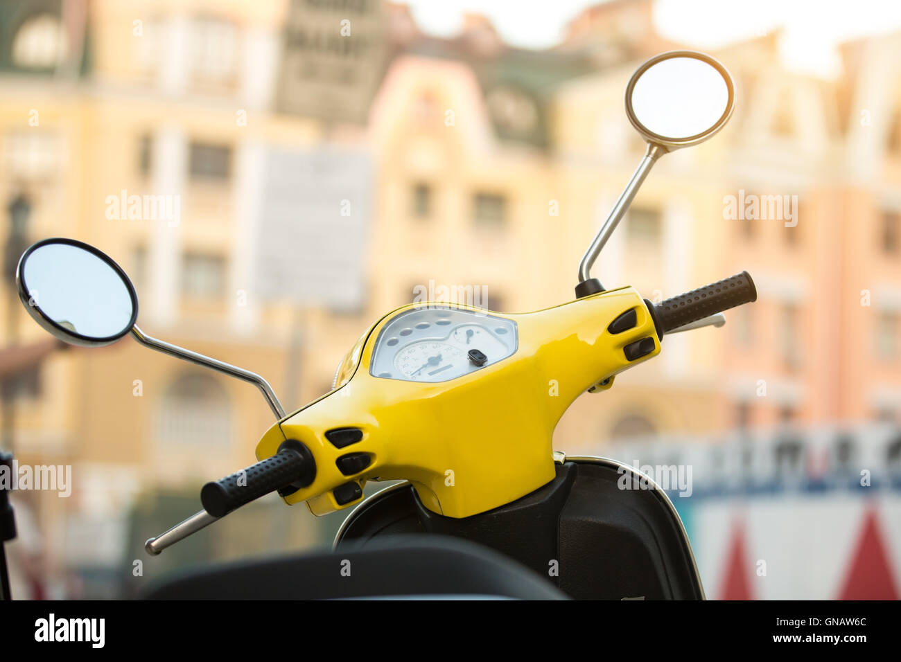 Volante di giallo scooter. Foto Stock