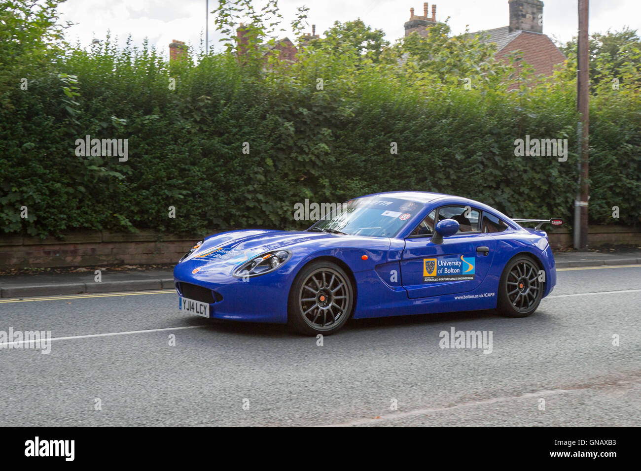 2014 Blue Ginetta Cars è uno specialista britannico costruttore di auto da corsa e sportive con sede a Garforth, Leeds, West Yorkshire, come visto a Ormskirk MotorFest con super auto, classici e bollicine nel centro storico della città, in Lancashire, Regno Unito Foto Stock