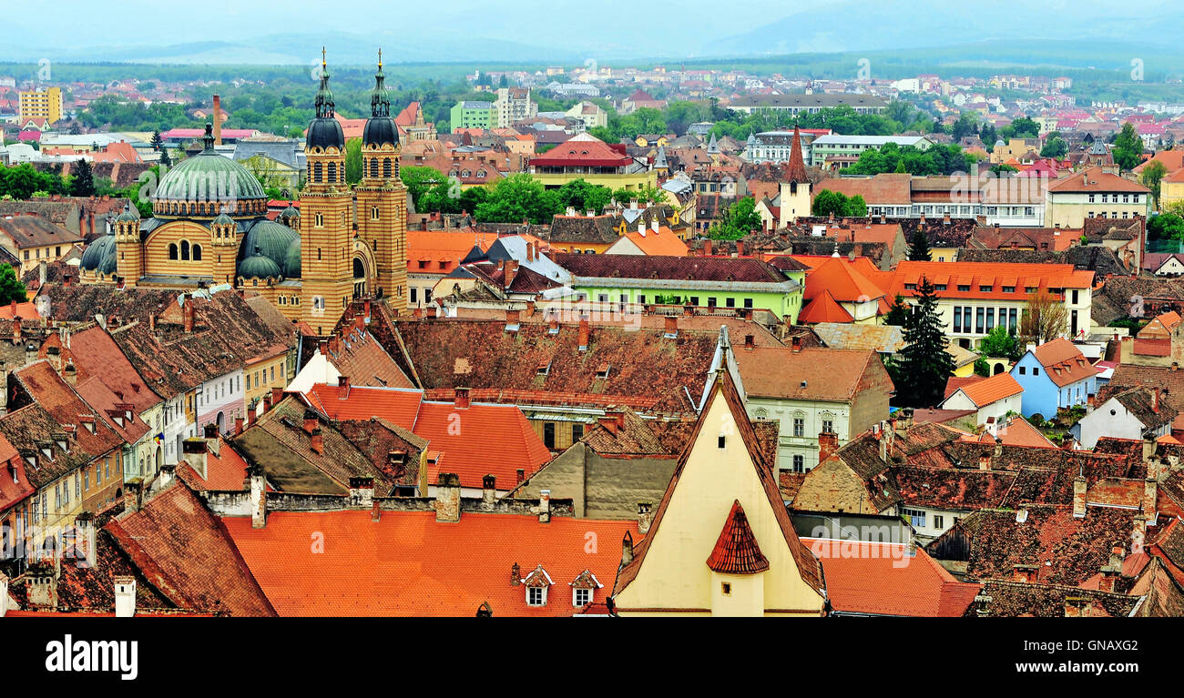Vista dall'alto di Sibiu old town. Tetti di terracotta e la cattedrale ortodossa della città Foto Stock