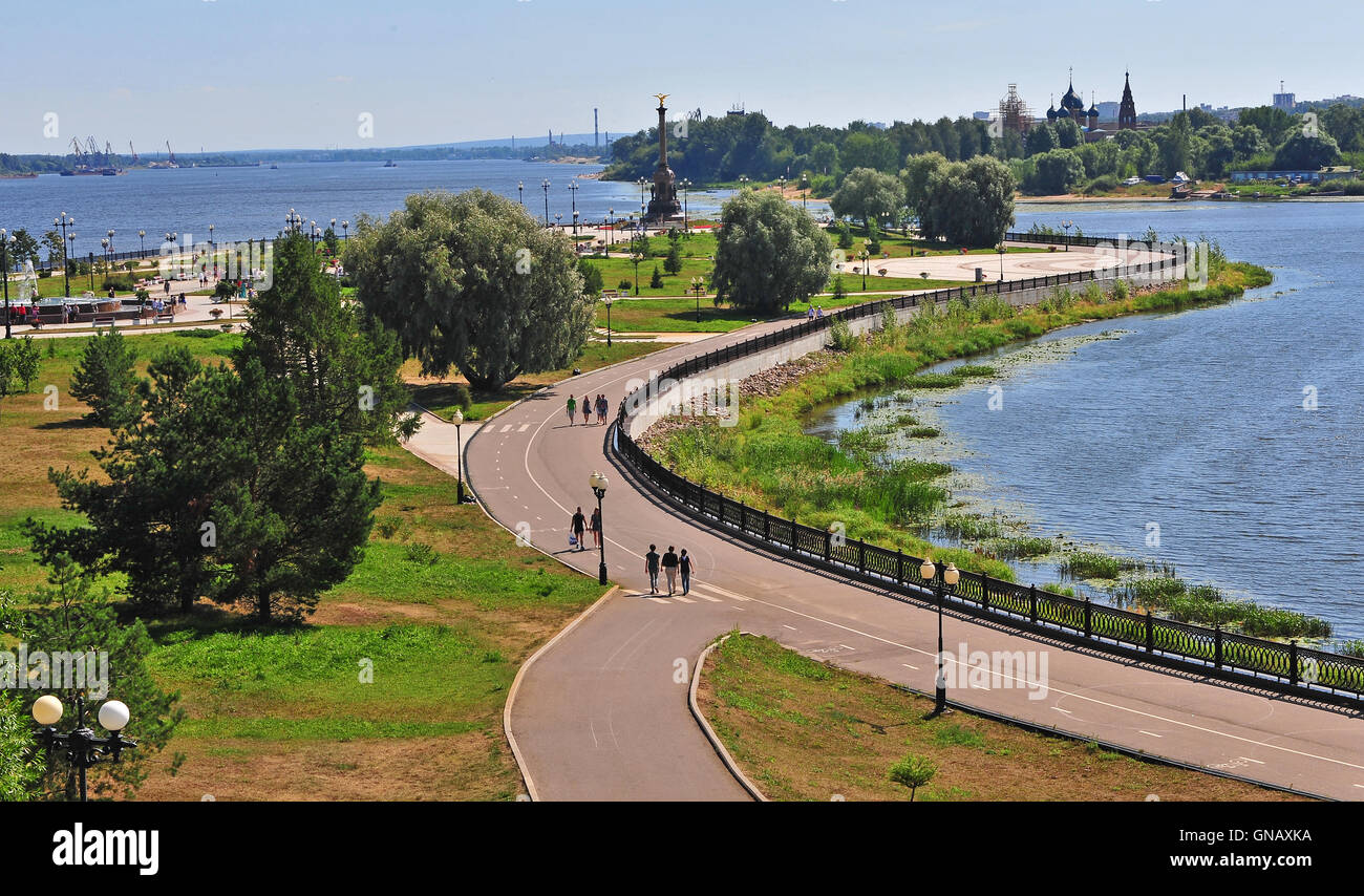 Il parco della città di Yaroslavl sul fiume Volga, Russia Foto Stock