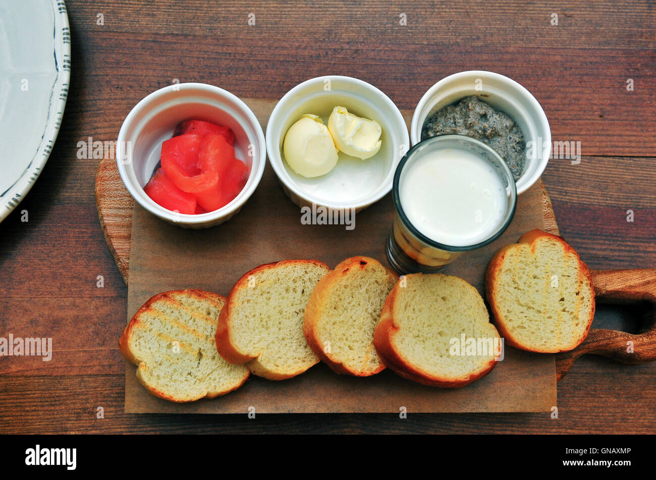 Set di antipasti sul tavolo di legno. Cucina francese sullo sfondo Foto Stock