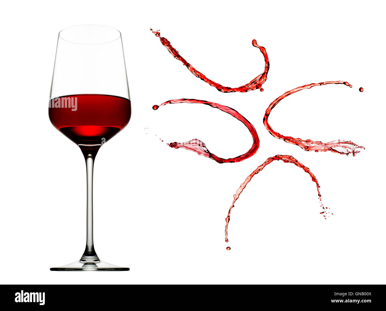 Vino rosso schizzi con vetro isolato su sfondo bianco Foto Stock