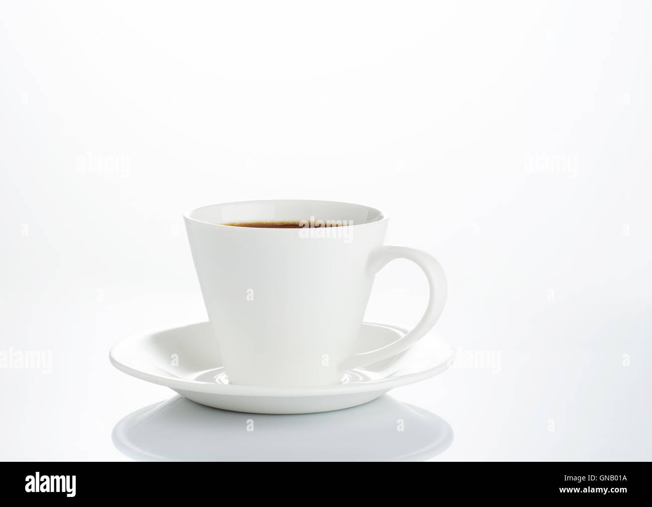 Tazza da caffè con piattino su sfondo bianco Foto Stock