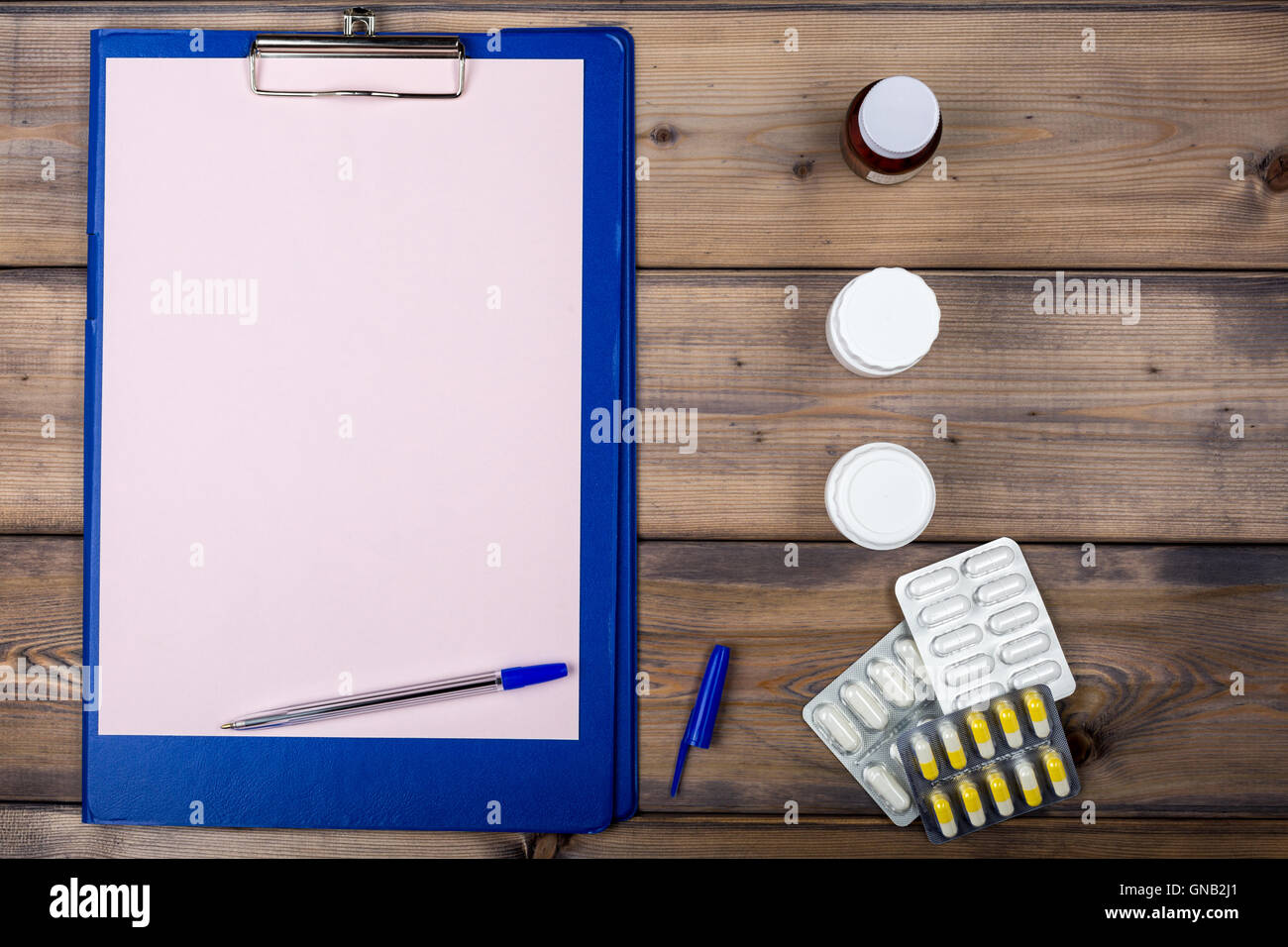 Pagina vuota e varie confezioni medicinali Foto Stock