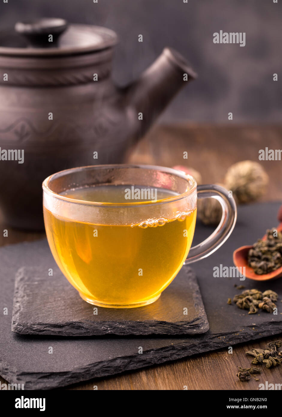 Vetro tazza di tè sul tavolo Foto Stock