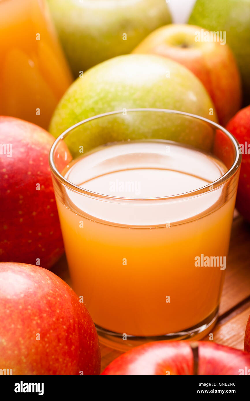 Bicchiere di succo di mela Foto Stock