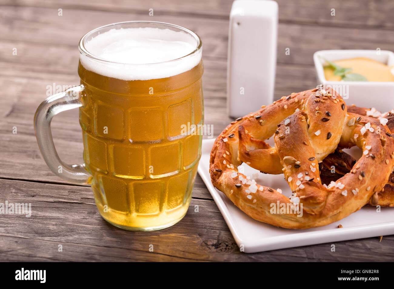 Bicchiere di birra con salatini Foto Stock