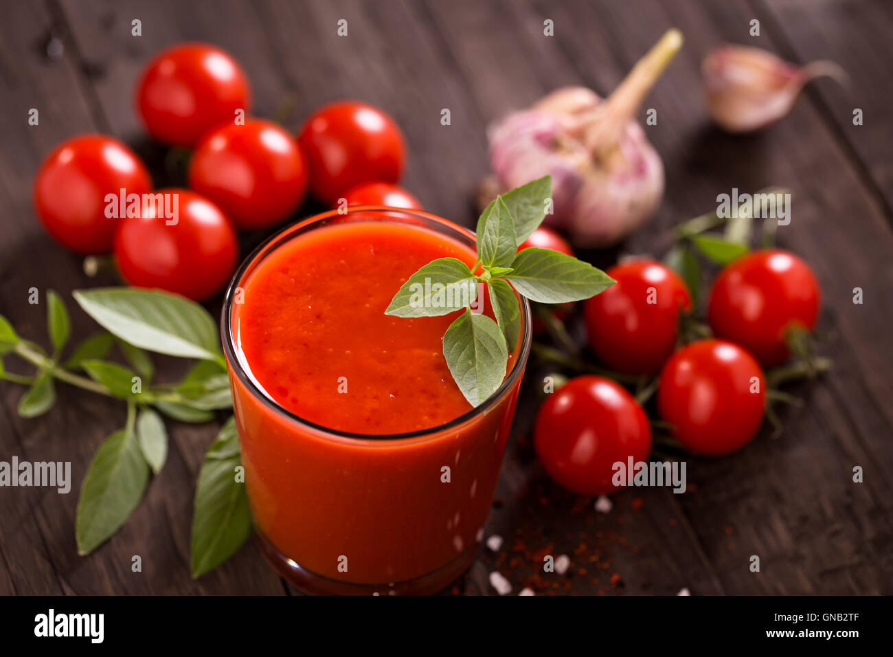 Bicchiere di succo di pomodoro sul vecchio tavolo in legno Foto Stock