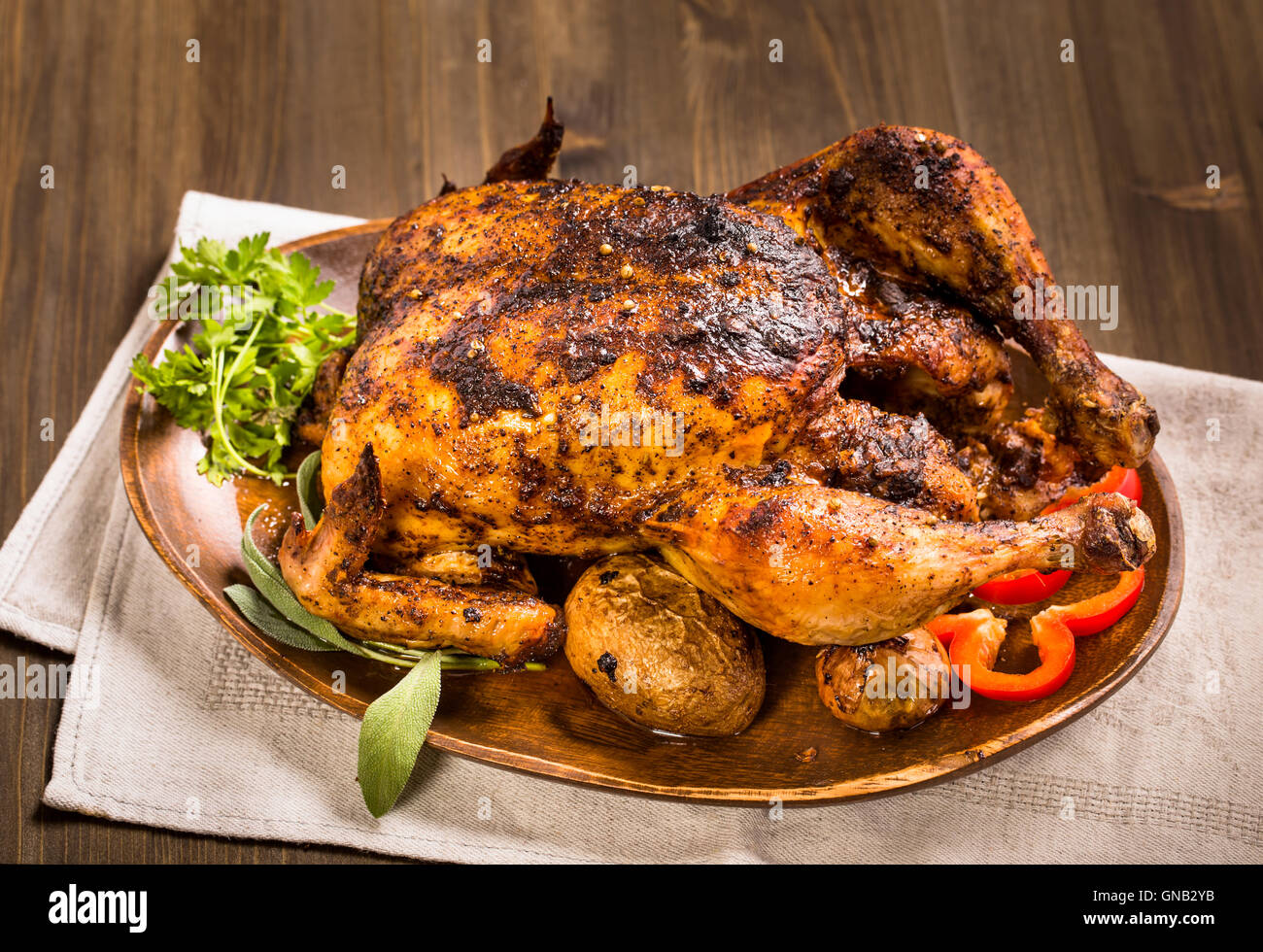 Pollo alla griglia su tavola Foto Stock