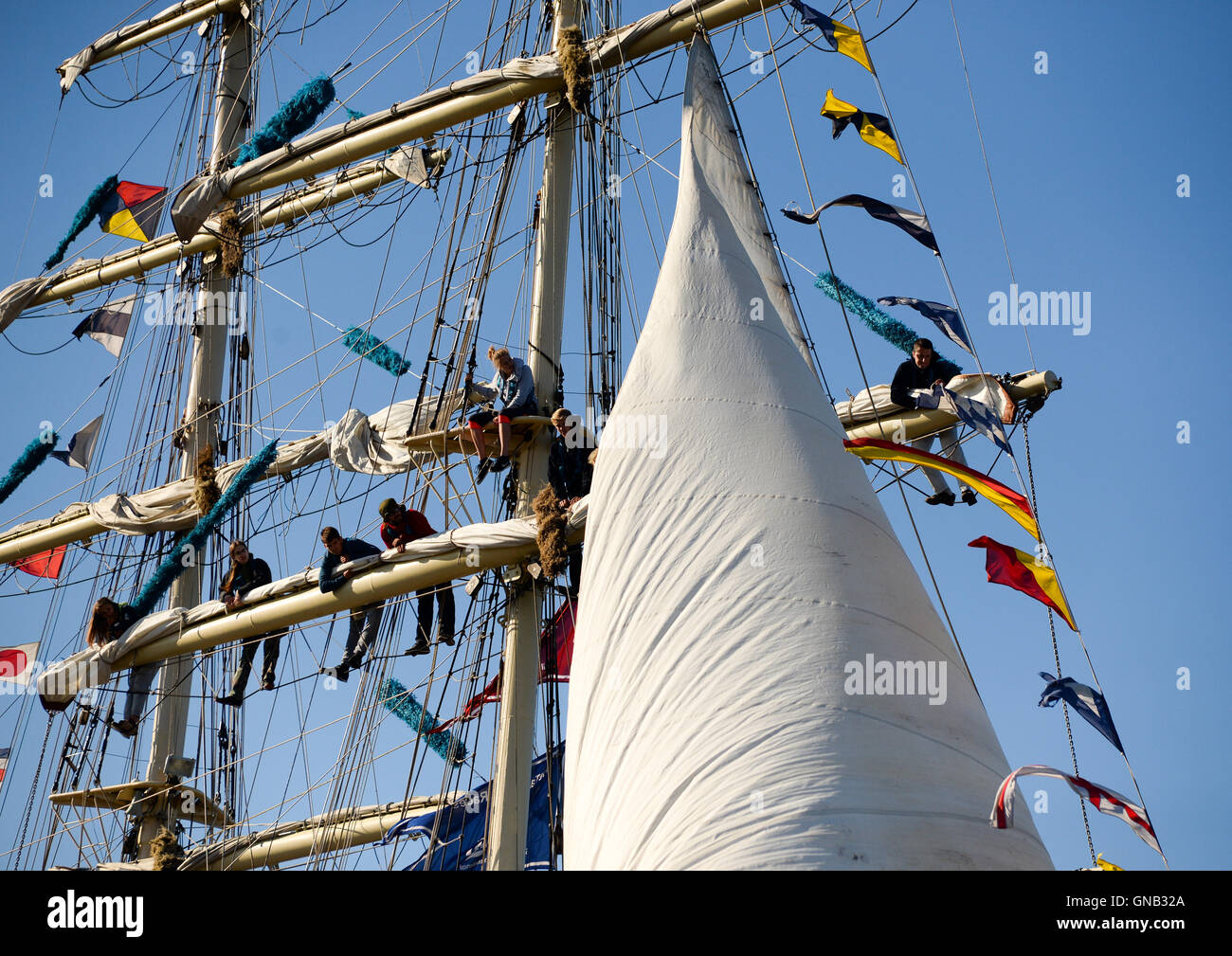 Equipaggio aloft su STS Fryderyk Chopin Foto Stock