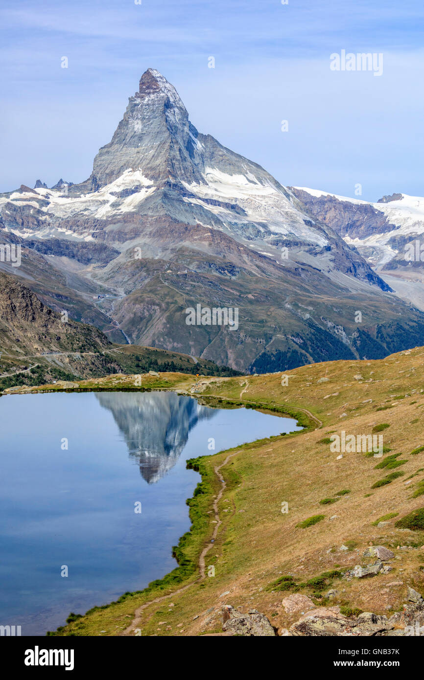 La punta del Cervino si riflette nel lago Stellisee Zermatt Cantone del Vallese Pennine Svizzera Europa Foto Stock