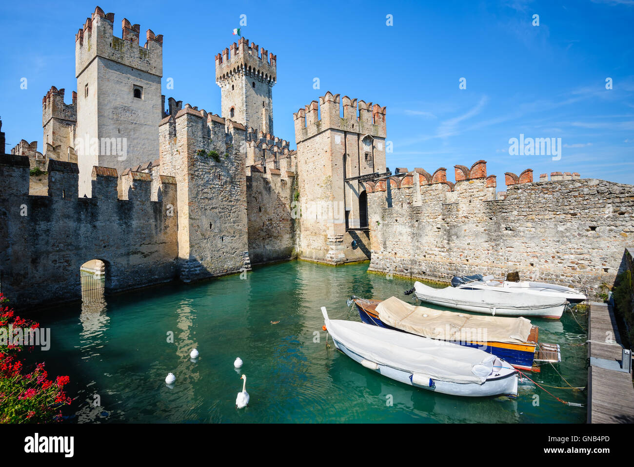 Castello medievale Scaliger nella vecchia città di Sirmione sul Lago di Garda, Italia settentrionale Foto Stock