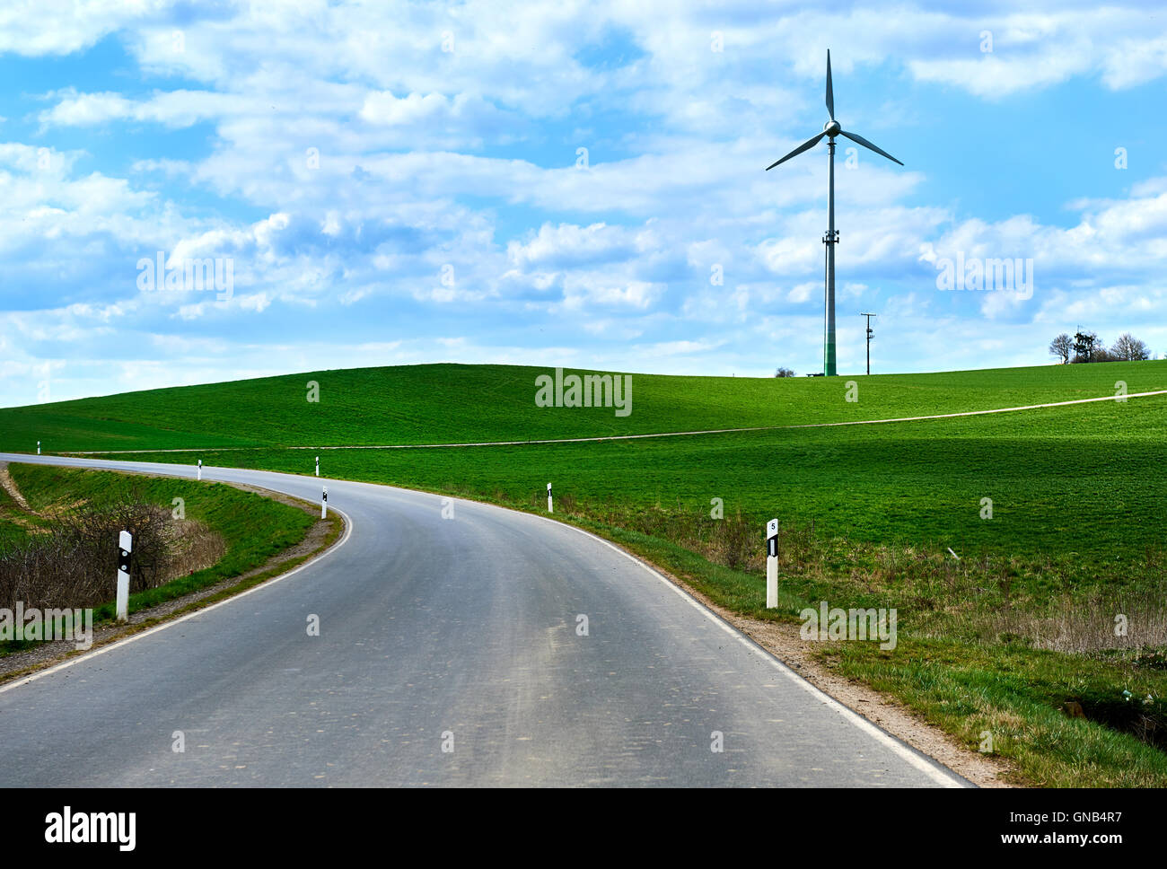 Avvolgimento rurale strada in primavera. Germania. Europa occidentale Foto Stock