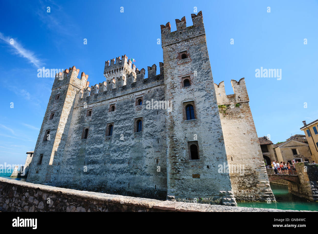 Castello medievale Scaliger nella vecchia città di Sirmione sul Lago di Garda, Italia settentrionale Foto Stock