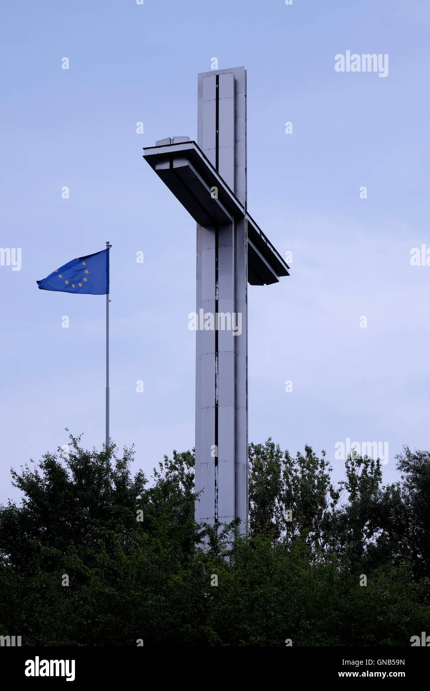 Una 25-metro Croce monumento ai difensori della costa di 1939 posti negli anni novanta su Kamienna Gora hill un punto di osservazione a Gdynia una città portuale nella baia di Danzica Polonia settentrionale Foto Stock