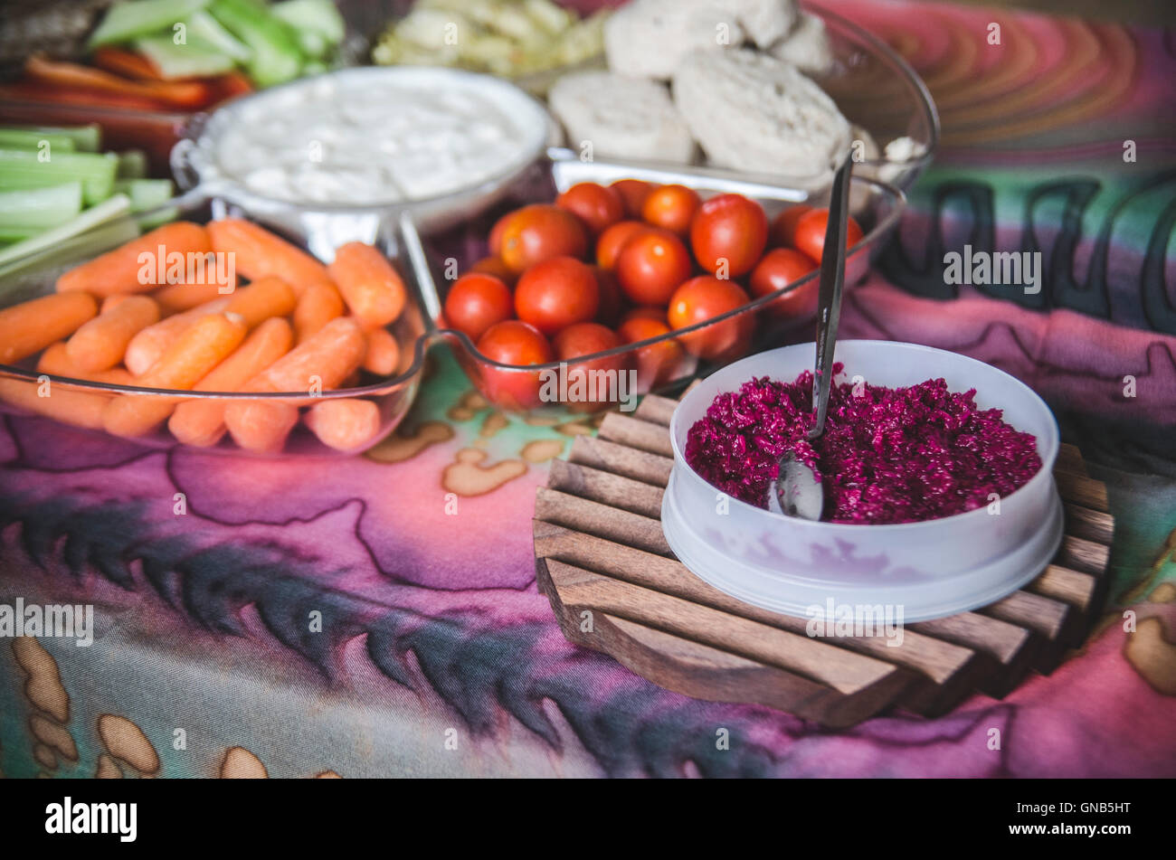 Piatto di verdure con dip, e grattugiato rafano e barbabietole sulla tovaglia Foto Stock