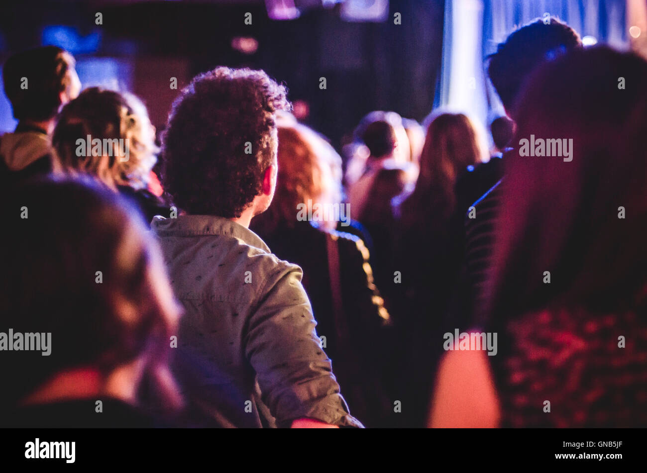 La folla di persone che guardano in concerto a piccolo Club Venue Foto Stock