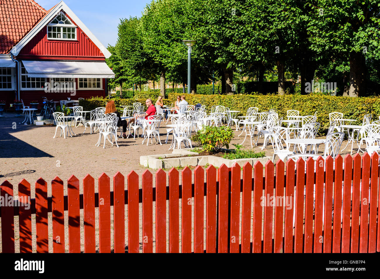 Lund, Svezia - 24 agosto 2016: persone rilassante e parlando al cafe esterno del ristorante Stadsparken nella città pubblica Foto Stock