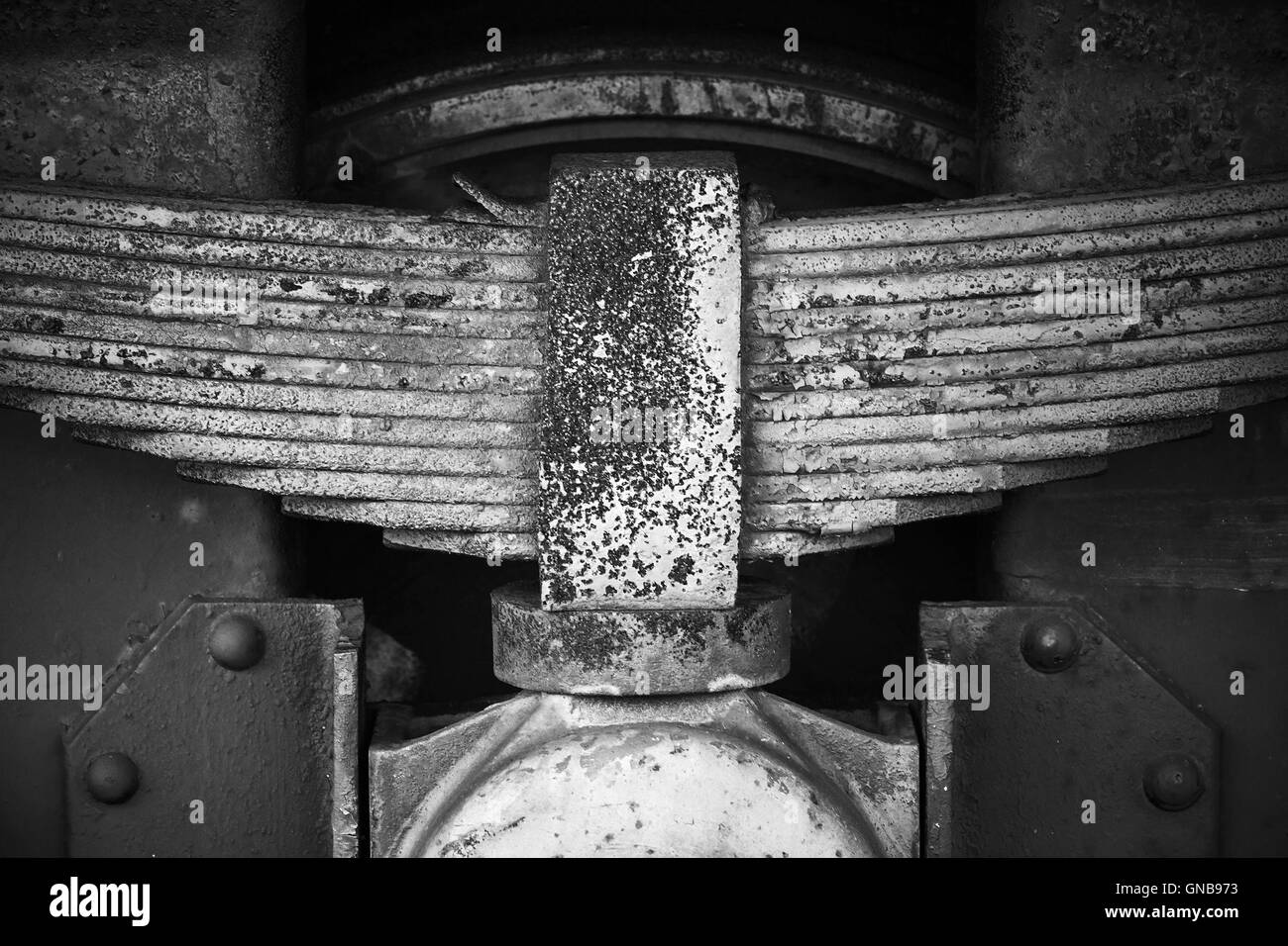Vecchio arrugginito molla a balestra di industriale carrozza ferroviaria, stilizzata in bianco e nero close up foto Foto Stock