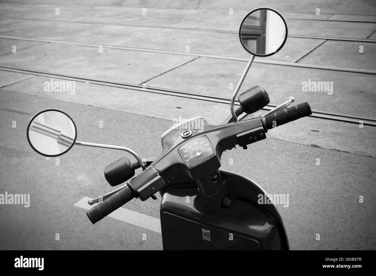 Vecchio italiano scooter manubrio con tachimetro e specchi, dai toni seppia vintage foto stilizzata Foto Stock