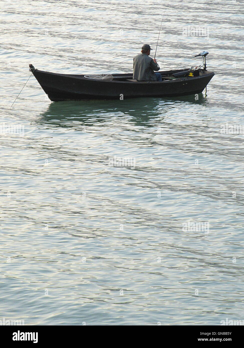 Close-up shot di dettaglio del pescatore sulla piccola imbarcazione in legno Foto Stock