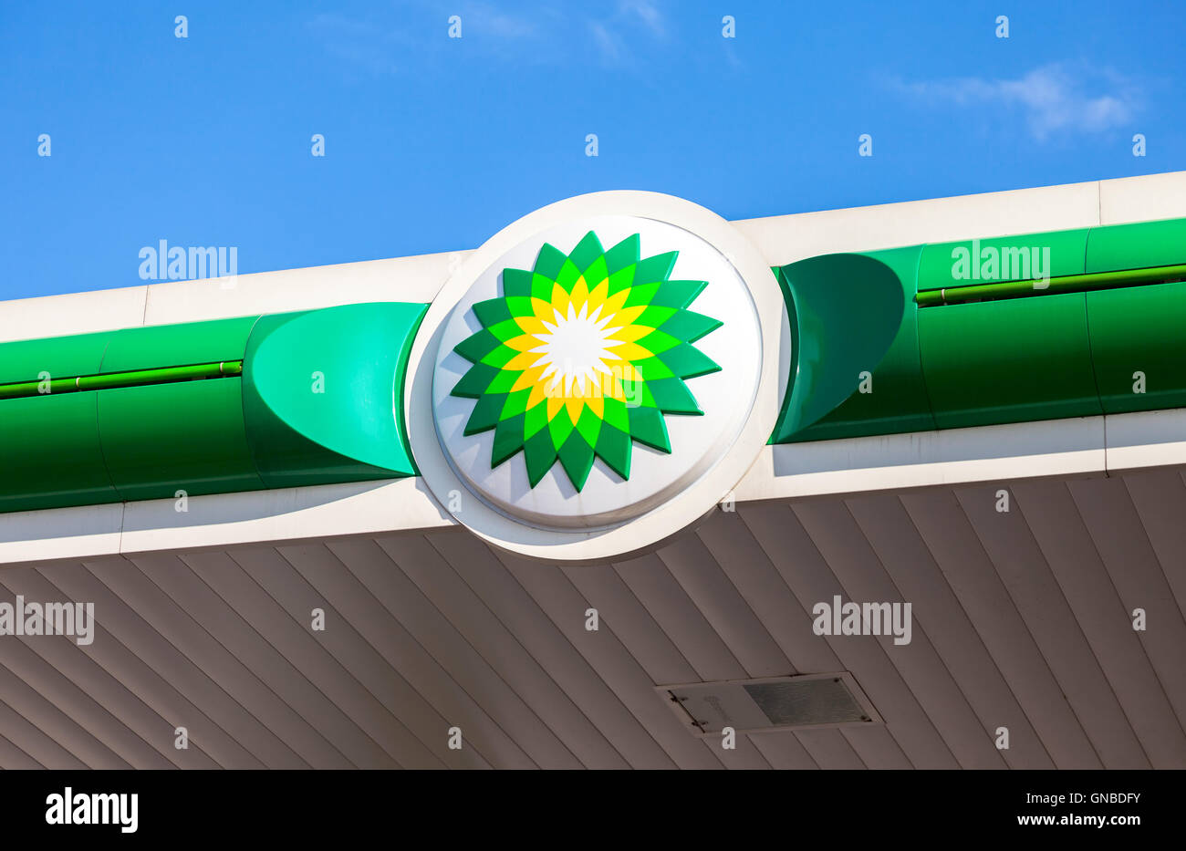 BP - British Petroleum benzina logo stazione contro il cielo blu. British Petroleum è una multinazionale britannica di petrolio e di gas company Foto Stock