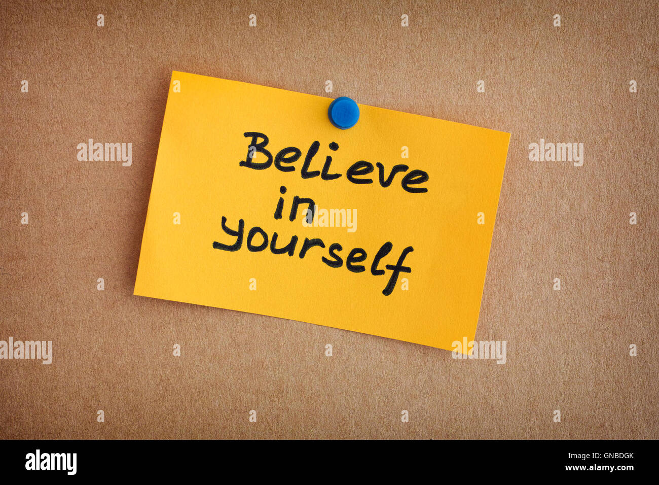 Carta gialla nota con una frase credere in te stesso. Close up. Foto Stock