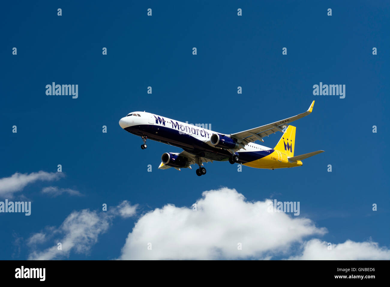 La Monarch Airlines Airbus A321 avvicinando l'Aeroporto di Birmingham, UK (G-ZBAD) Foto Stock