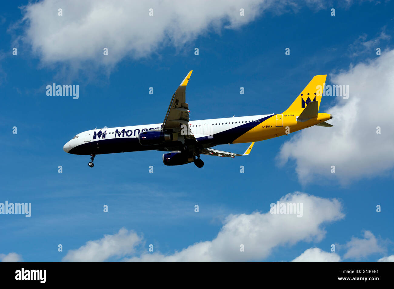 La Monarch Airlines Airbus A321 avvicinando l'Aeroporto di Birmingham, UK (G-ZBAM) Foto Stock