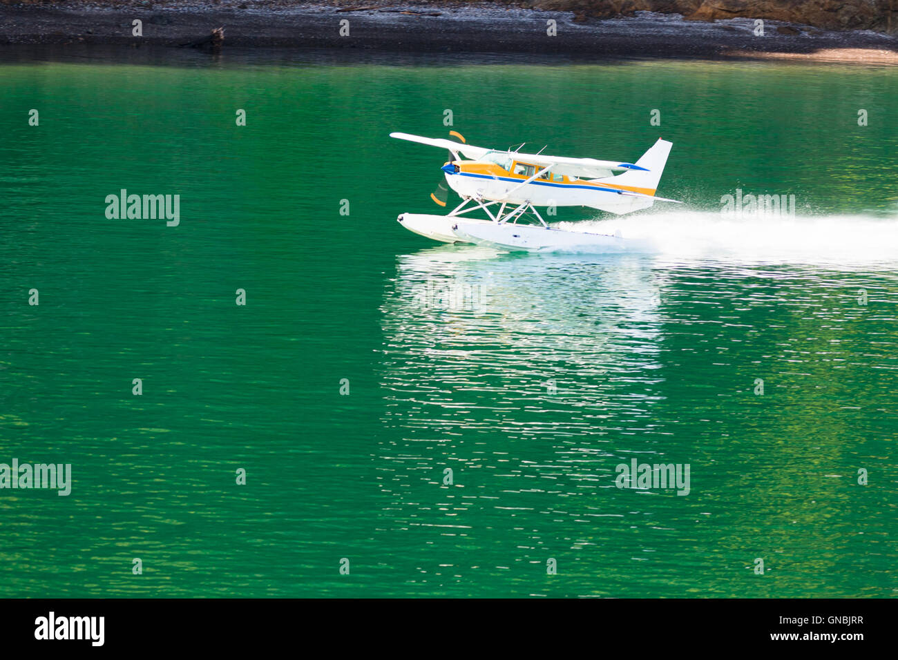 Aeromobile idrovolante decollare sulle calme acque del lago Foto Stock