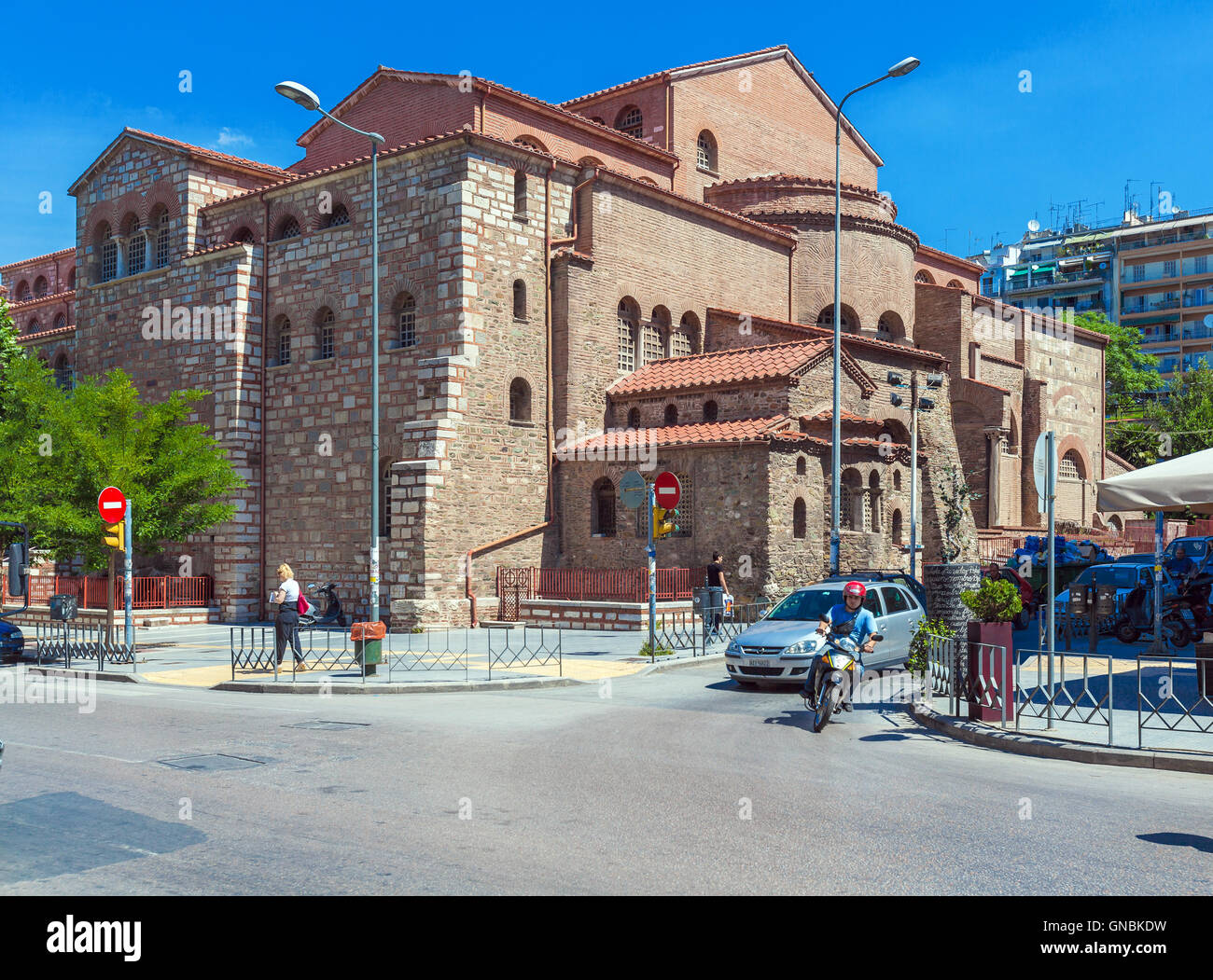 THESSALONNIKI, Grecia - 01 giugno 2009: turisti camminare vicino a antica Agios Dimitrios chiesa Foto Stock