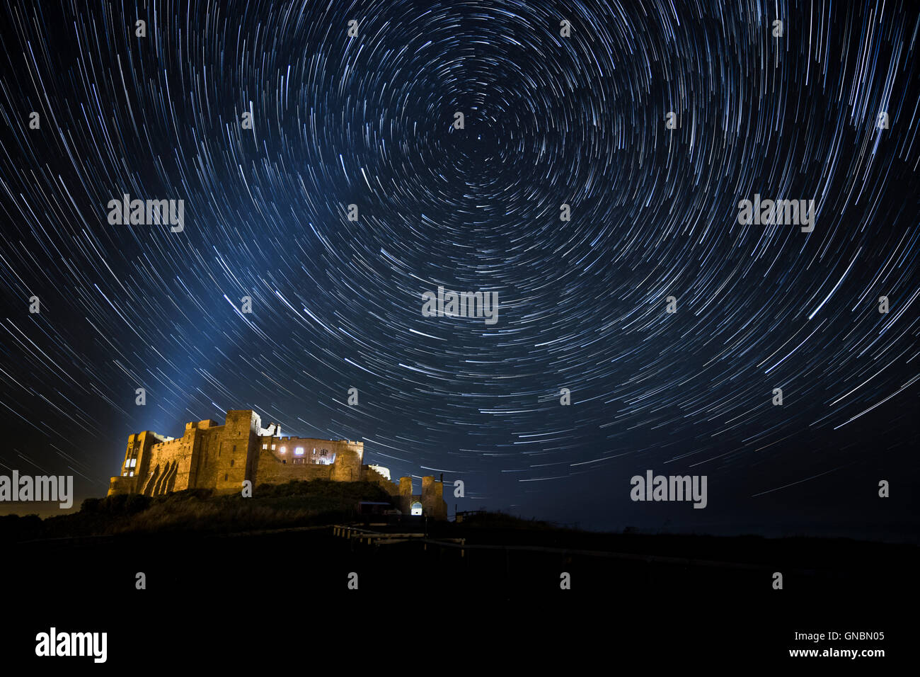 Un cielo notturno pieno di stelle a Bamburgh Castle in Northumberland, Regno Unito Foto Stock