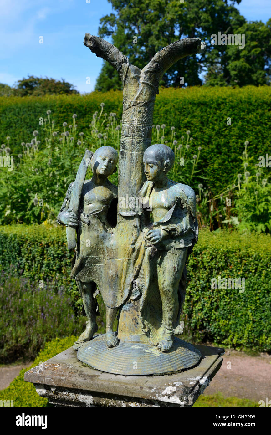 La scultura in giardino murato a Cawdor Castle vicino a Nairn in Inverness Shire, Scozia Foto Stock