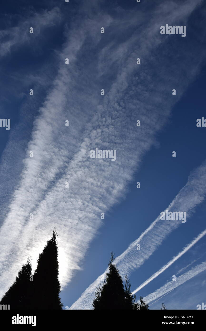 Chemtrails nei cieli di Spokane. Foto Stock