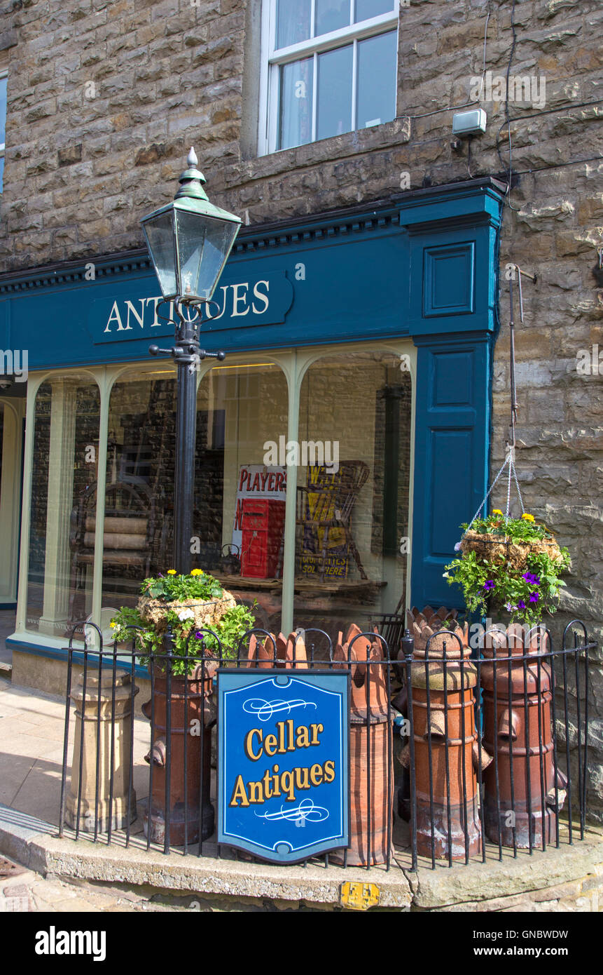 Negozio di antiquariato nel Yorkshire Dales villaggio di Hawes, Wensleydale, North Yorkshire, Inghilterra, Regno Unito Foto Stock