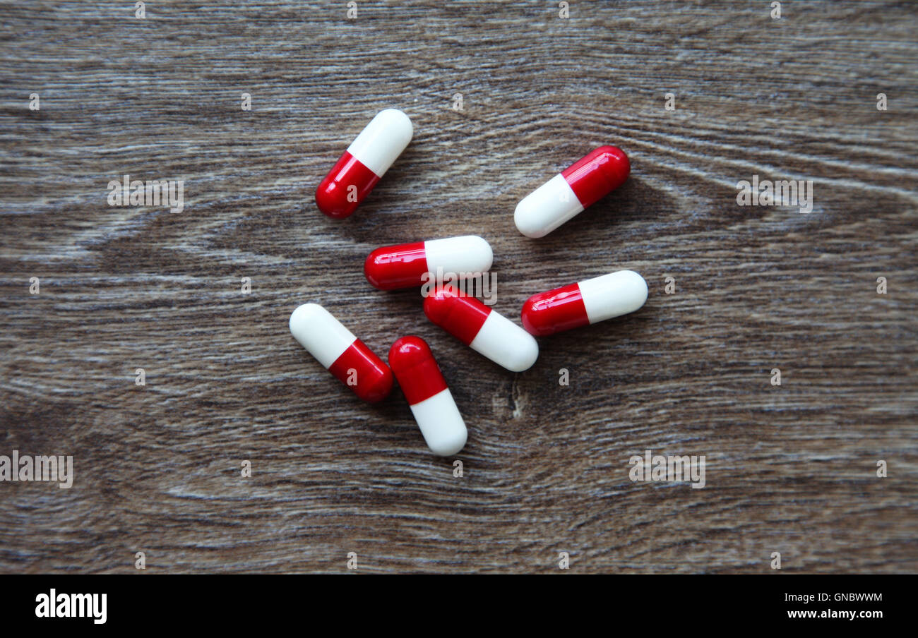 Medicina pillole di farmaco su una tavola di legno Foto Stock