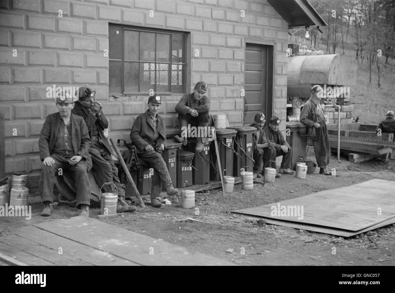 Minatori del carbone sulla pausa pranzo, Maidsville, West Virginia, Stati Uniti d'America, Marion Post Wolcott per la Farm Security Administration, Settembre 1938 Foto Stock