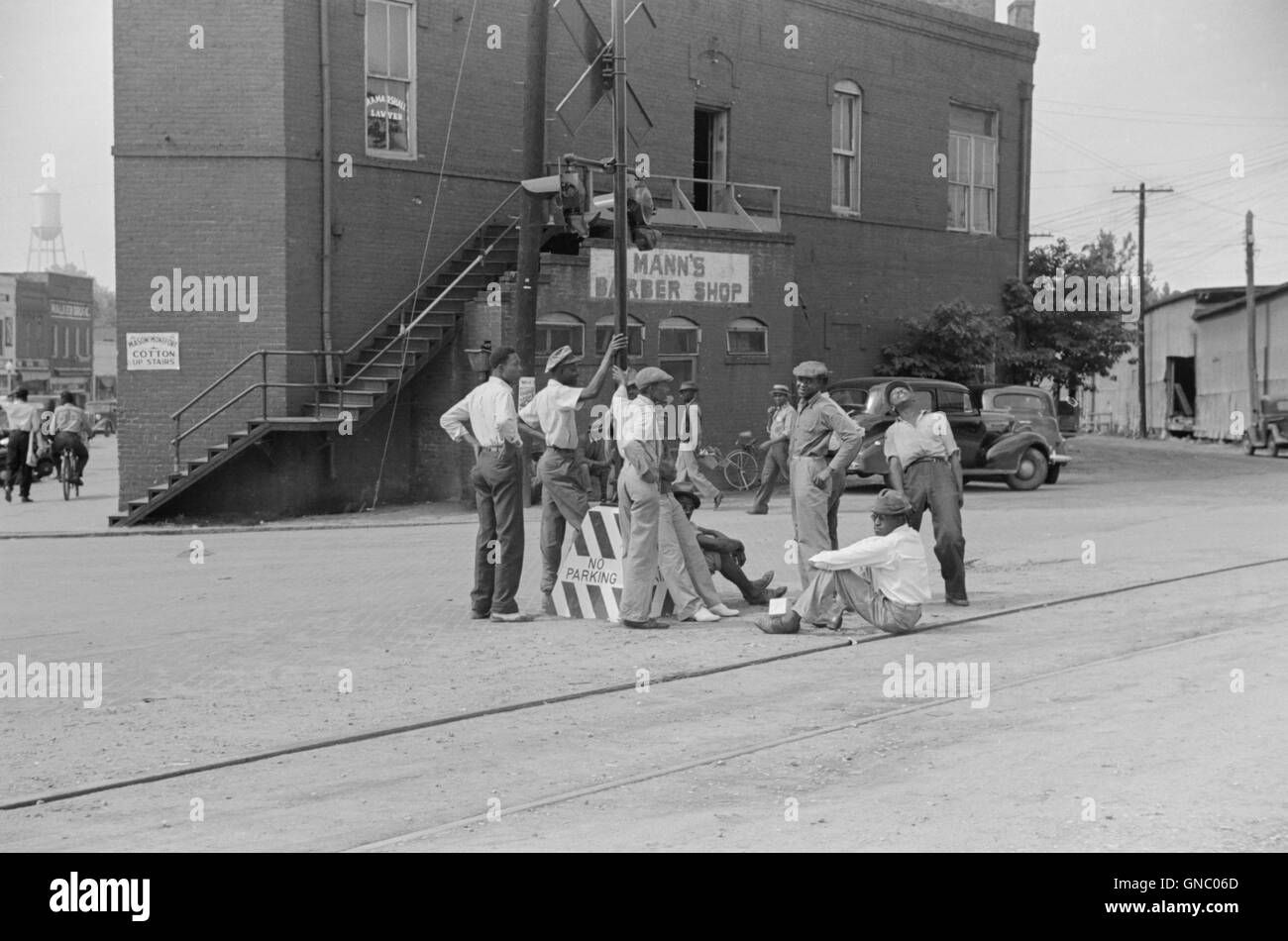 Gruppo di uomini appendere fuori vicino i binari della ferrovia nel centro della città, Fitzgerald, Georgia, Stati Uniti d'America, Marion Post Wolcott per la Farm Security Administration, Marzo 1939 Foto Stock