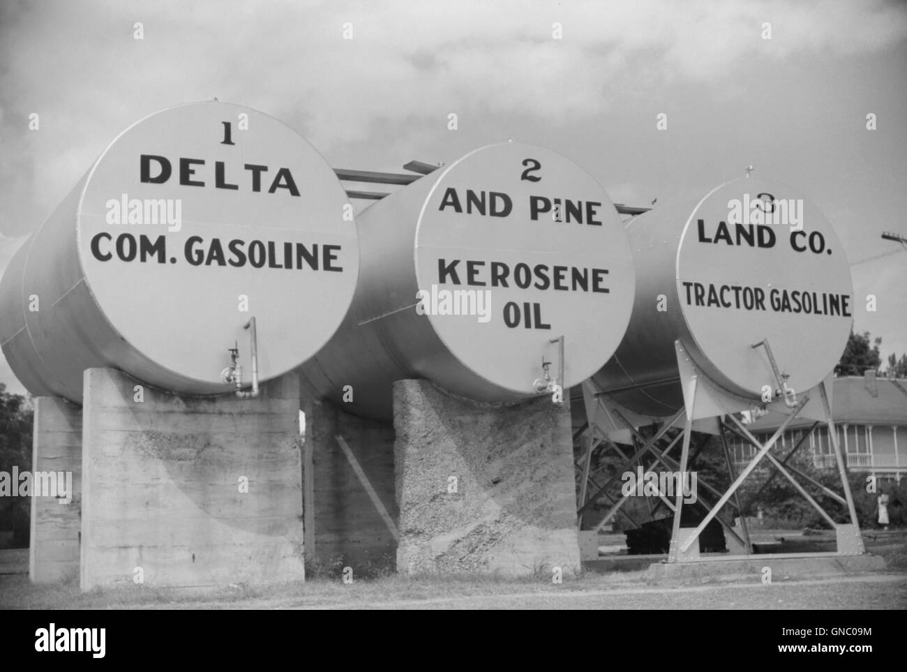Serbatoi di gas e petrolio, Delta and Pine Land Company, Scott, Mississippi, USA, Marion Post Wolcott, STATI UNITI Farm Security Administration, ottobre 1939 Foto Stock