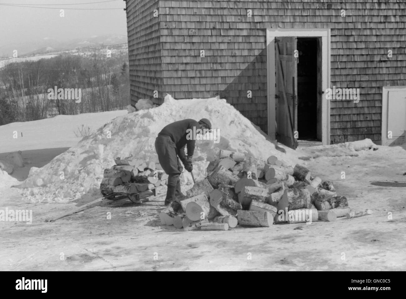 L'uomo il legno divisione per il carburante invernale, Lisbona, New Hampshire, Stati Uniti d'America, Marion Post Wolcott per la Farm Security Administration, Marzo 1940 Foto Stock